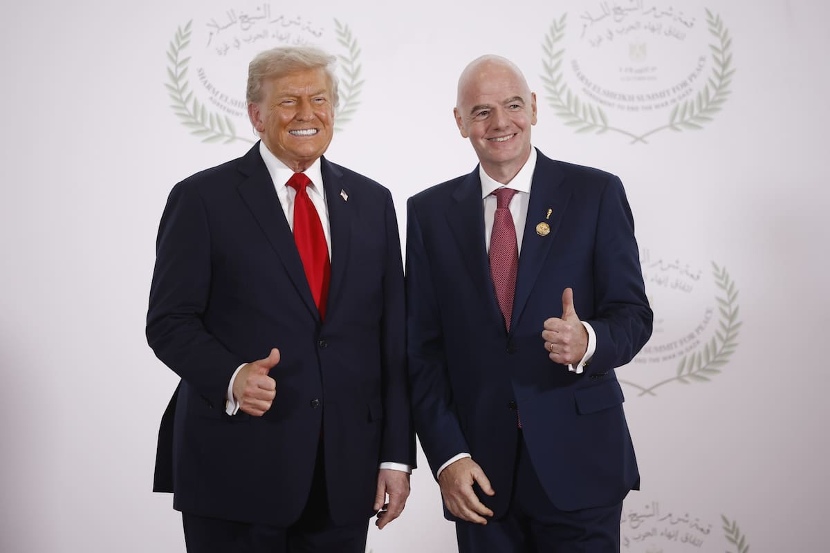 SHARM EL SHEIKH (Egypt), 13/10/2025.- FIFA President Gianni Infantino (R) and US President Donald Trump pose during the greetings ceremony before the family picture at the Gaza Peace Summit in Sharm El-Sheikh, Egypt, 13 October 2025. US President Donald Trump alongside Egypt's President Abdel Fattah al-Sisi with leaders from more than 20 countries attend the summit in Sharm El-Sheikh. The first phase of Gaza peace plan between Israel and Hamas involves the release of Israeli hostages and Palestinian prisoners, the partial withdrawal of Israeli forces, and the delivery of humanitarian aid to Gaza. (Egipto) EFE/EPA/YOAN VALAT / POOL
