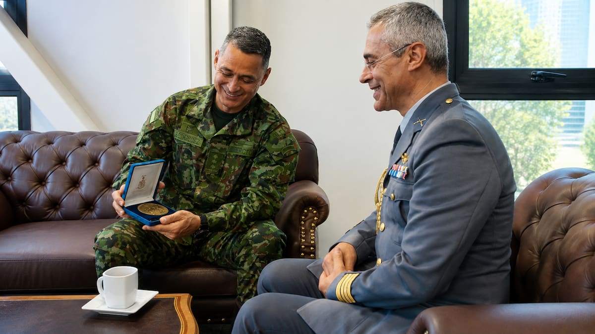 El Mayor General Erik Rodríguez Aparicio, se reunió con el coronel João Henriques Rodrigues, Agregado de Defensa de la República Portuguesa, con el propósito de intercambiar temas de interés entre los ejércitos amigos . Foto: COL_EJERCITO