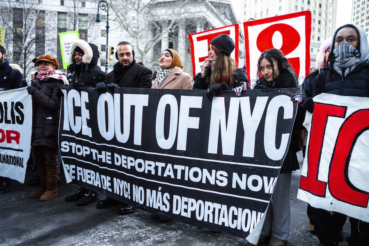 New York (United States), 31/01/2026.- American political activist Linda Sarsour (C) marches during a nationwide general strike and protest against immigration enforcement operations, in New York, New York, USA, 30 January 2026. The protest comes after a federal agents fatally shot US citizens Renee Nicole Good and Alex Pretti during immigration enforcement operations in Minneapolis. (Protestas, Nueva York) EFE/EPA/Olga Fedorova