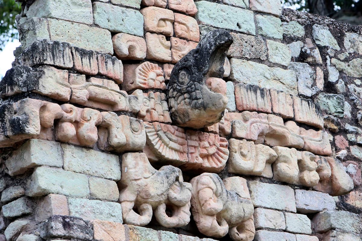 ACOMPAÑA CRÓNICA: HONDURAS ARQUEOLOGÍA AME1154. COPÁN RUINAS (HONDURAS), 28/09/2026.- Fotografía del 4 de septiembre de 2026 que muestra una escultura de una guara o guacamaya en el parque arqueológico en Copán Ruinas (Honduras). A 1.600 años de la llegada del primer rey maya de Copán, K'inich Yax K'uk' Mo', reconocidos arqueólogos mantienen abiertas las investigaciones sobre su figura y su origen, con nuevas interpretaciones que lo vinculan a Tehotihuacán, México, y reavivan el debate sobre los contactos e influencias entre ambas regiones mesoamericanas. EFE/Germán Reyes