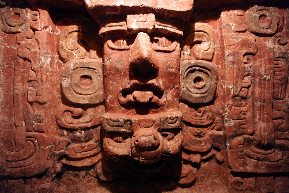 ACOMPAÑA CRÓNICA: HONDURAS ARQUEOLOGÍA AME1154. COPÁN RUINAS (HONDURAS), 28/09/2026.- Fotografía de archivo del 19 de agosto de 2012 que muestra una escultura del Templo Margarita, ubicado en el parque arqueológico de Río Amarillo, cercano a Copán Ruinas (Honduras). A 1.600 años de la llegada del primer rey maya de Copán, K'inich Yax K'uk' Mo', reconocidos arqueólogos mantienen abiertas las investigaciones sobre su figura y su origen, con nuevas interpretaciones que lo vinculan a Tehotihuacán, México, y reavivan el debate sobre los contactos e influencias entre ambas regiones mesoamericanas. EFE/ Gustavo Amador ARCHIVO