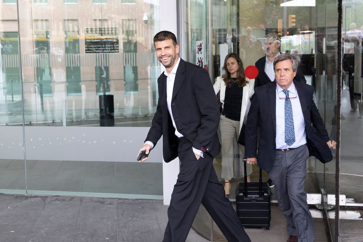El exfutbolista del Barça Gerard Piqué sale de la Ciudad de la Justicia de Barcelona tras el juicio que en el que ha confrontado a su expareja la cantante Shakira para dirimir el régimen de visitas de sus dos hijos, lo que exige la revisión del acuerdo de separación que alcanzaron hace cuatro años. EFE/Marta Pérez
