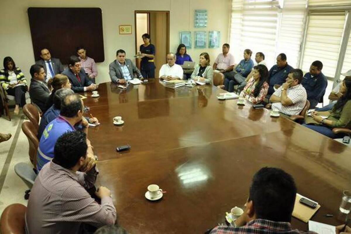 La reunión entre el Gerente de la Empas y el Director de la Cdmb con los sindicatos se dio en la sala de juntas de la corporación autónoma de Bucaramanga. (Foto: Suministrada / VANGUARDIA LIBERAL)