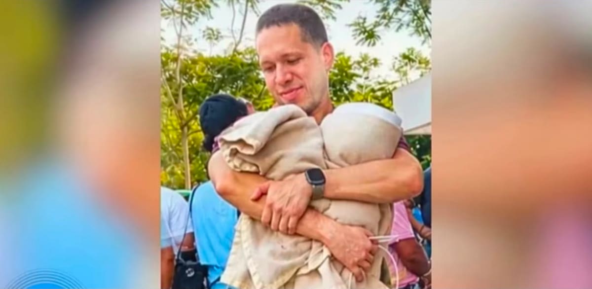 El pediatra Germán Somoyar cargaba a un bebé mientras esperaba a que pasara el terremoto de magnitud 7.4 que ocurrió en Colombia, con epicentro en el municipio de San José del Palmar, Chocó