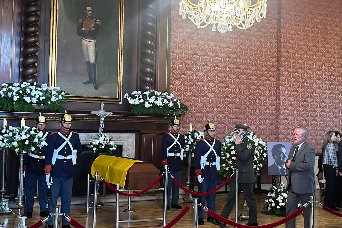 El cuerpo del exvicepresidente está siendo velado en el Palacio de San Carlos, en el centro de Bogotá.
Foto: X @Marovaan