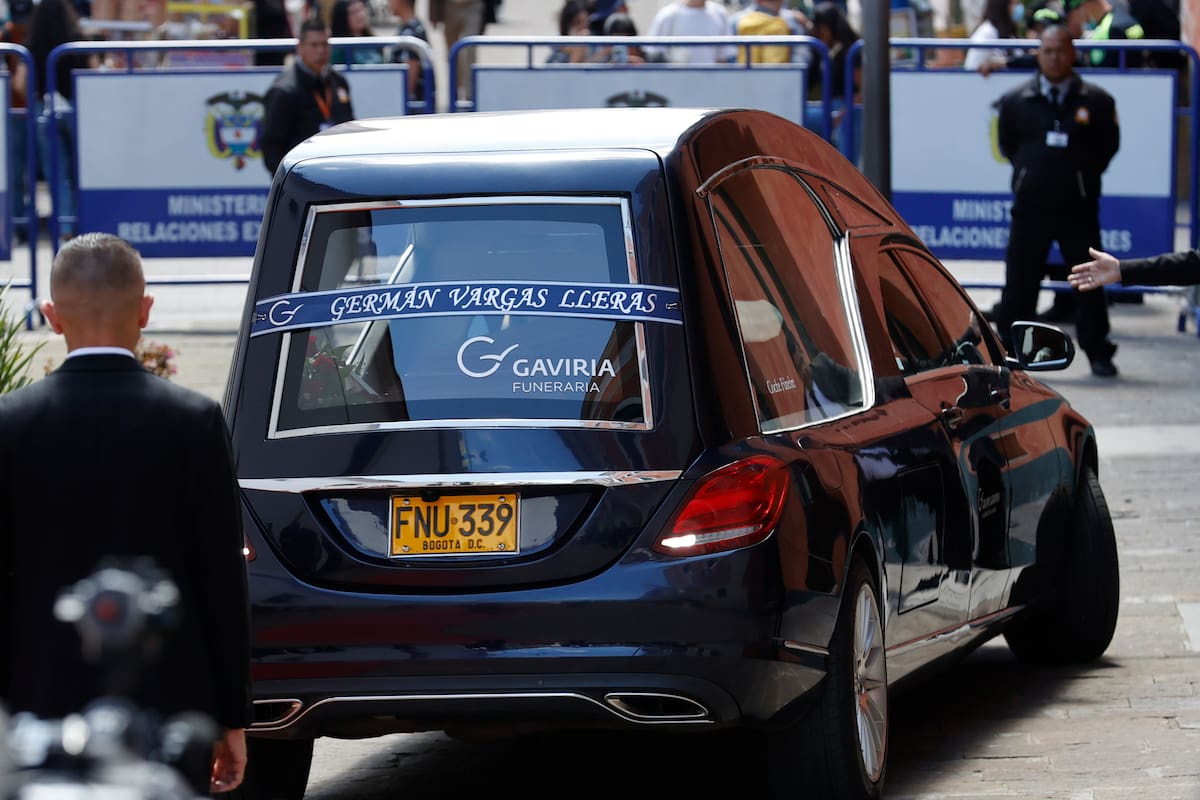 Carro fúnebre que traslada el cuerpo del exvicepresidente colombiano Germán Vargas Lleras este sábado.
Foto: EFE/ Mauricio Dueñas Castañeda