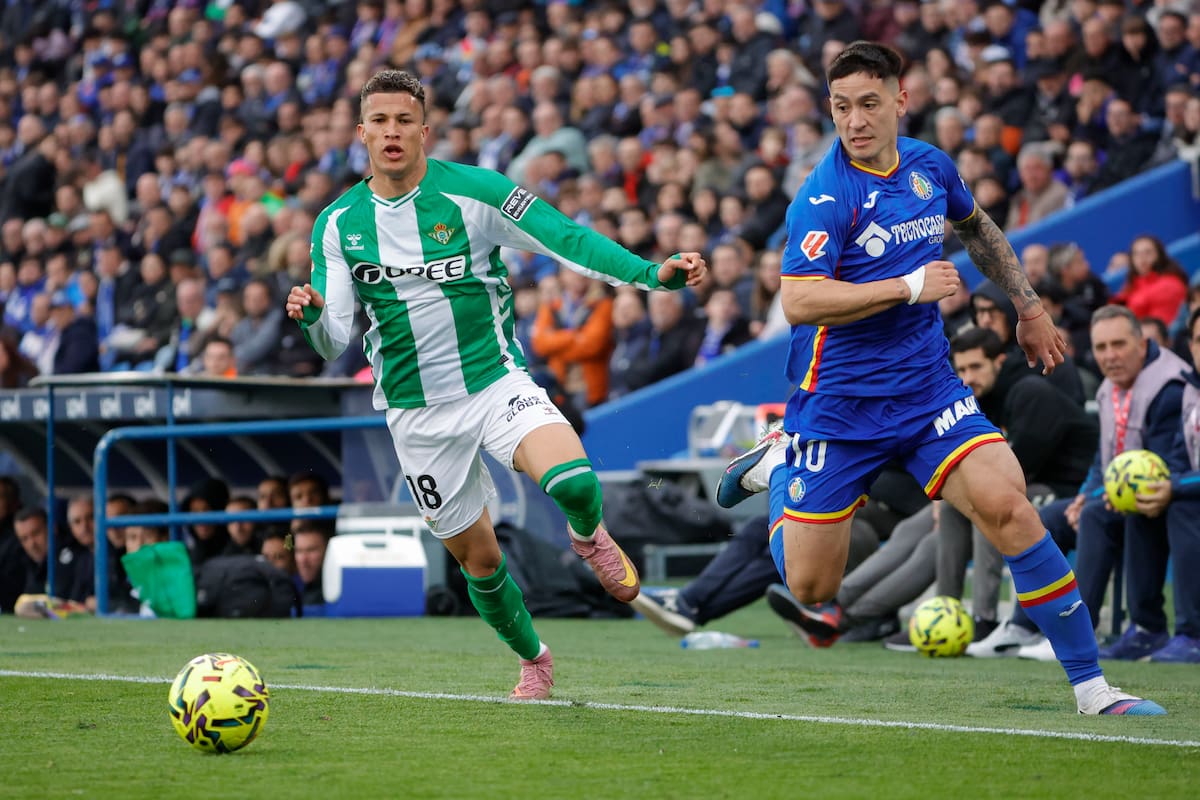 GETAFE (MADRID), 08/03/2026.- El centrocampista colombiano del Betis Nelson Deossa (i) pelea un balón con el centrocampista uruguayo del Getafe Martin Satriano durante el partido de LaLiga entre el Getafe y el Betis, este domingo en el Coliseo. EFE/ Zipi