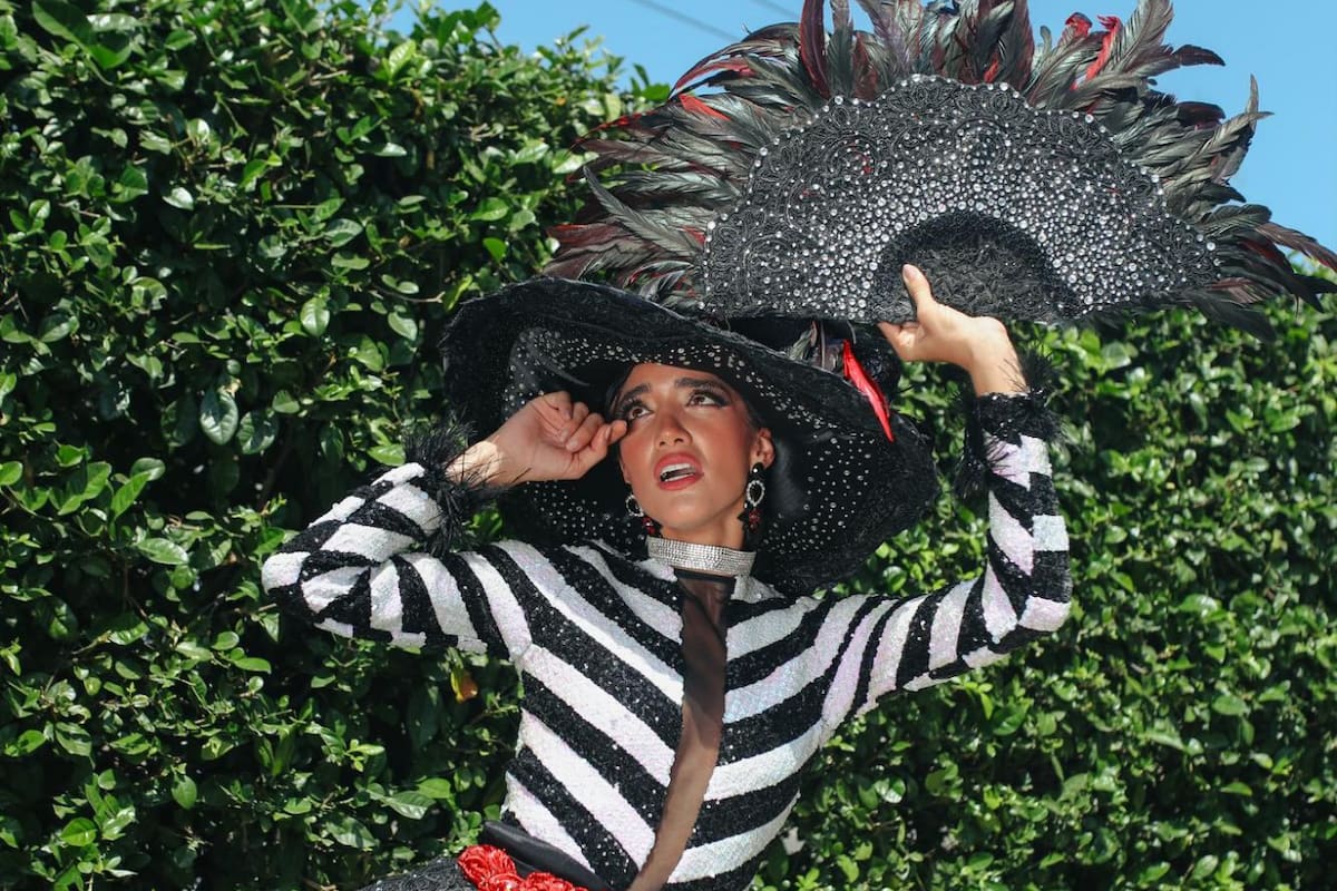 Luciendo el vestido ‘Canto de viuda’, la Reina del Carnaval de Barranquilla, Melissa Cure Villa, despidió a Joselito Carnaval y de paso la fiesta de este 2024. Foto: X @melissacurevi / VANGUARDIA