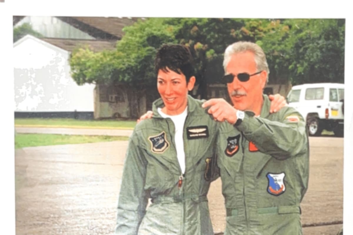 La expareja de Jeffrey Epstein, Ghislaine Maxwell, junto al expresidente de Colombia, Andrés Pastrana, usando uniformes de la Fuerza Aérea Colombiana (FAC). // Foto: tomada del Departamento de Estado de EE.UU.
