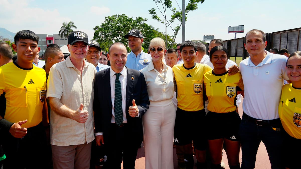 Cali es una ciudad que respira deporte, donde nacen campeones y donde creemos que el fútbol transforma vidas, une comunidades y abre oportunidades para las nuevas generaciones. Gianni Infantino, Alejandro Eder, Dilian Francisca Toro y Oweimar Giraldo Bedoya. Foto: @alejoeder