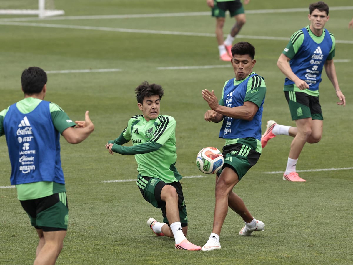 MEX00. CIUDAD DE MÉXICO (MÉXICO), 06/06/2026.- Los jugadores de la selección de México Gilberto Mora (c-i) y Jesús Gallardo participan en un entrenamiento este sábado, en el Centro de Alto Rendimiento de la Federación Mexicana de Fútbol en Ciudad de México. EFE/ José Méndez