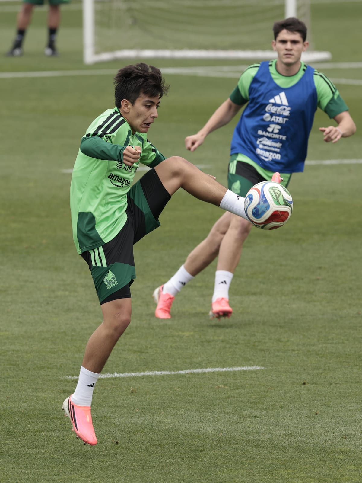 Gilberto Mora, joya del Club Tijuana, disputa el balón en su debut mundialista con México. Foto: EFE