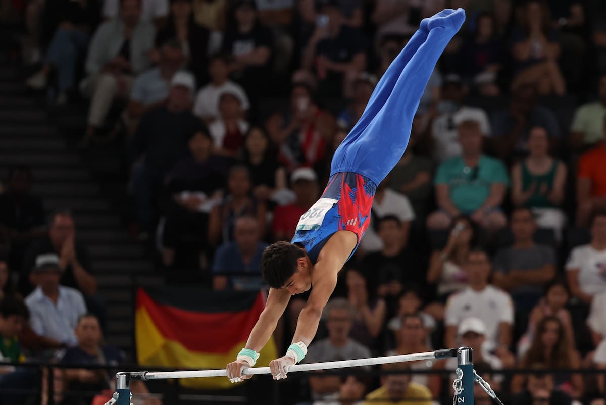 PARÍS, 05/08/2024.- El gimnasta colombiano Ángel Barajas ejecuta su ejercicio para ganar la plata en la final masculina de barra fija de gimnasia artística de los Juegos Olímpicos de París 2024, en el pabellón Bercy Arena, este lunes, en París. EFE/ Miguel Gutiérrez