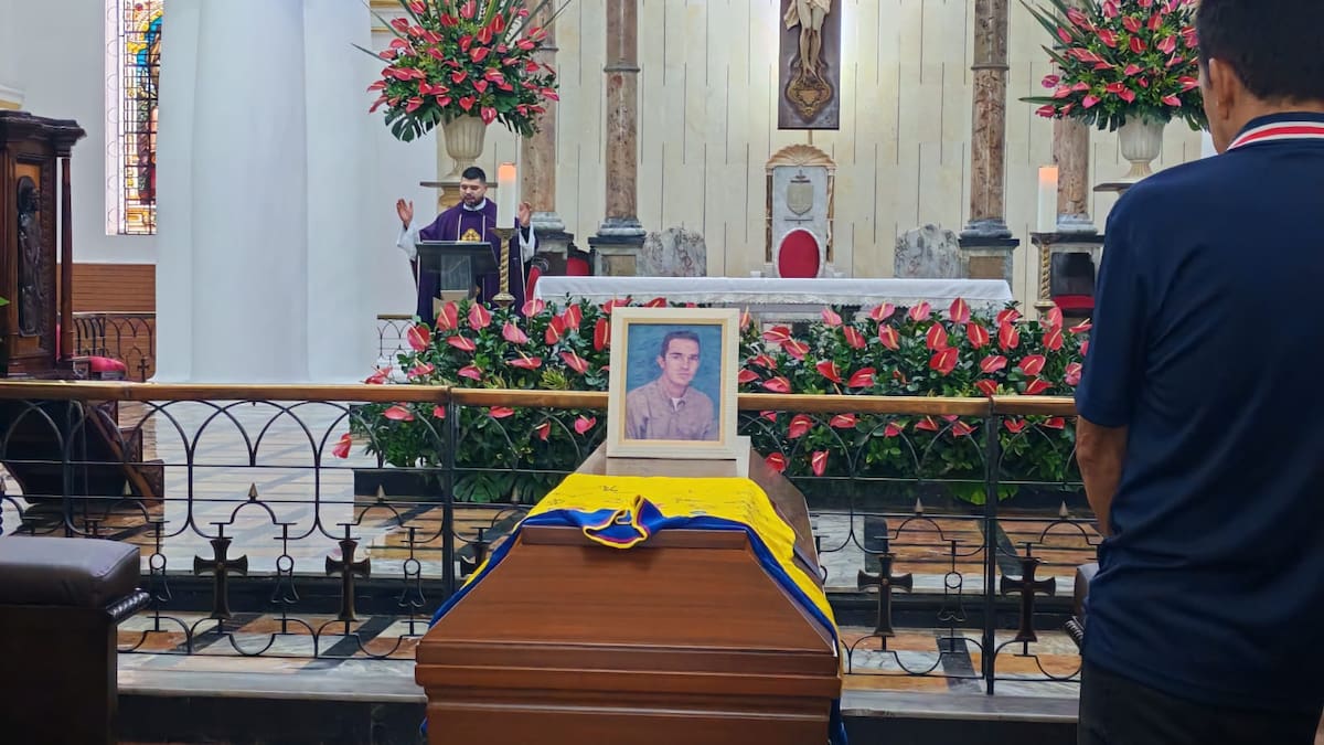 El legado imborrable de Giovanni Hernández en el fútbol de salón colombiano. Ayer sus familiares y amigos lo despidieron en la Catedral de la Sagrada Familia. /FOTO: Marco Valencia