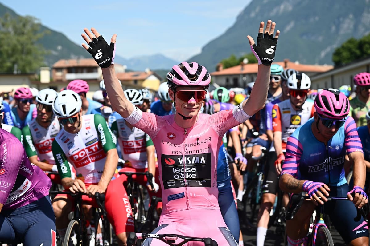 FOTODELDÍA - GEMONA DEL FRIULI (Italia), 30/05/2026.- El ciclista danés Jonas Vingegaard (Team Visma | Lease A Bike), con el jersey rosa de líder, en la salida la etapa 20 del Giro de Italia, sobre 199 km desde Gemona del Friuli a Piancavallo, Italia. EFE/LUCA ZENNARO