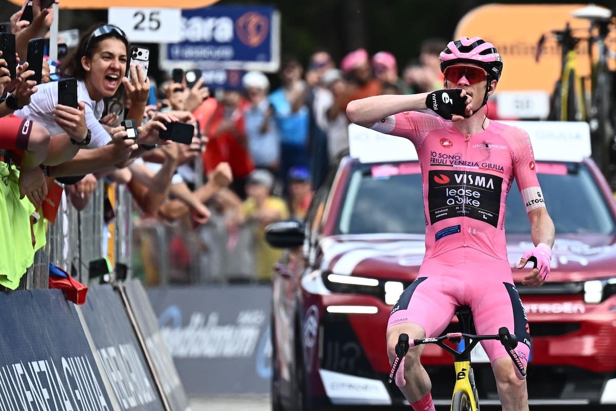 CARI (Italy), 26/05/2026.- Danish rider Jonas Vingegaard of Team Visma | Lease A Bike wearing the overall leader's pink jersey wins the 16th stage of the Giro d'Italia cycling tour over 113 km from Bellinzona to Cari, Italy, 26 May 2026. (Ciclismo, Italia) EFE/EPA/LUCA ZENNARO
