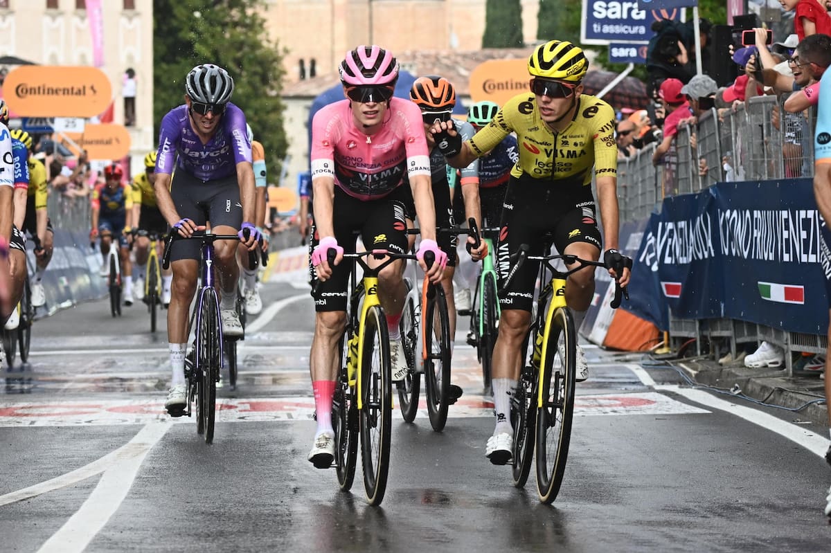 PIEVE DI SOLIGO (Italy), 28/05/2026.- Danish rider Jonas Vingegaard (C) of Team Visma-Lease A Bike, wearing the overall leader's pink jersey, crosses the finish line of the 18th stage of the 109 Giro d'Italia 2026, a 171 km race from Fai Della Paganella to Pieve di Soligo, Italy, 28 May 2026. (Ciclismo, Italia) EFE/EPA/LUCA ZENNARO