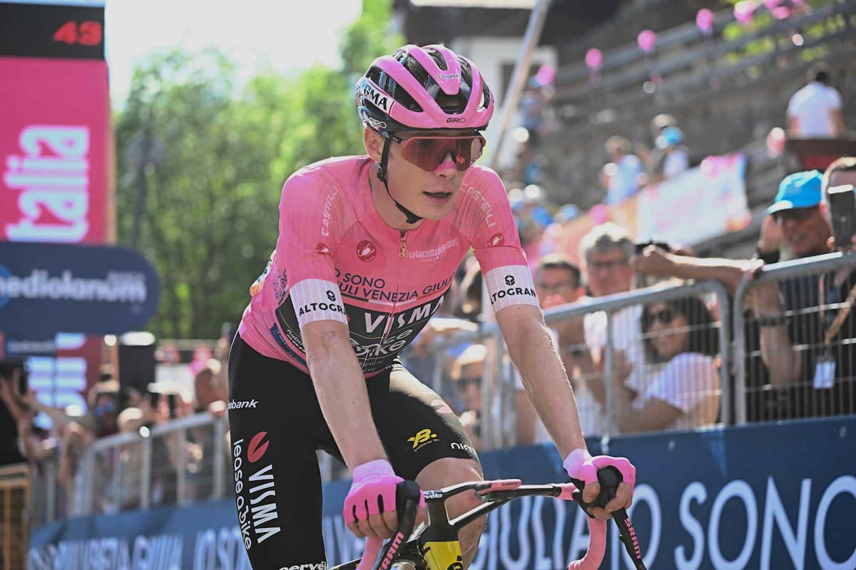 FELTRE (Italy), 29/05/2026.- Danish cyclist Jonas Vingegaard of Team Visma-Lease A Bike wearing the overall leader's pink jersey crosses the finish line of the 19th stage of the 109 Giro d'Italia 2026, over 151 km from Feltre to Alleghe, Italy, 29 May 2026. (Ciclismo, Italia) EFE/EPA/LUCA ZENNARO