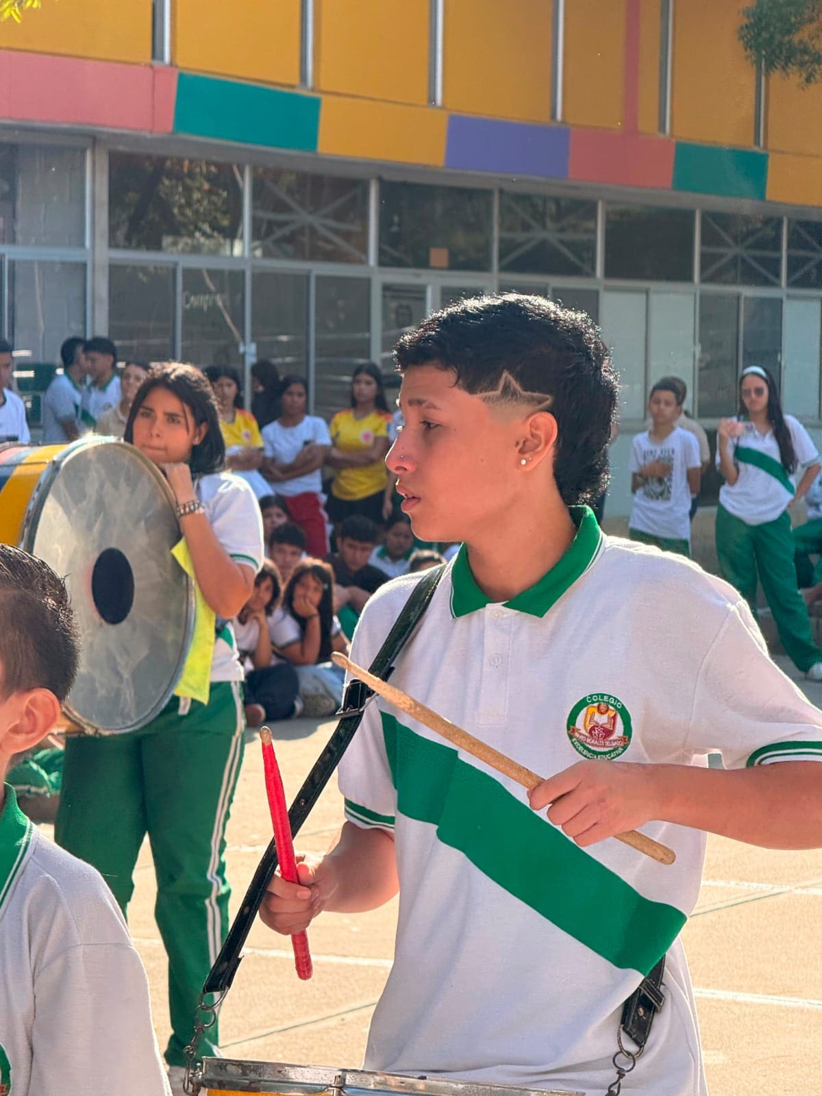 Jóvenes de Girón marchan al ritmo del arte, la disciplina y la esperanza.