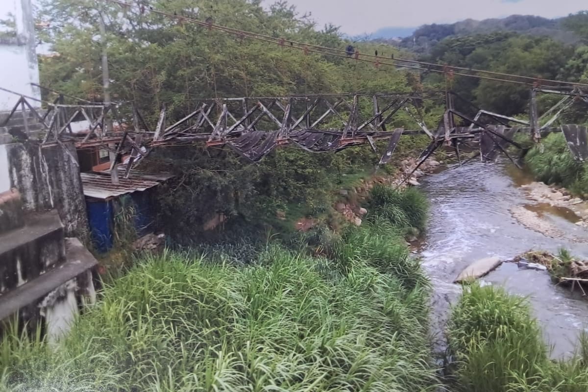 Puente peatonal Baraya presenta grave deterioro y preocupa a habitantes de Girón. (Foto suministrada / VANGUARDIA)