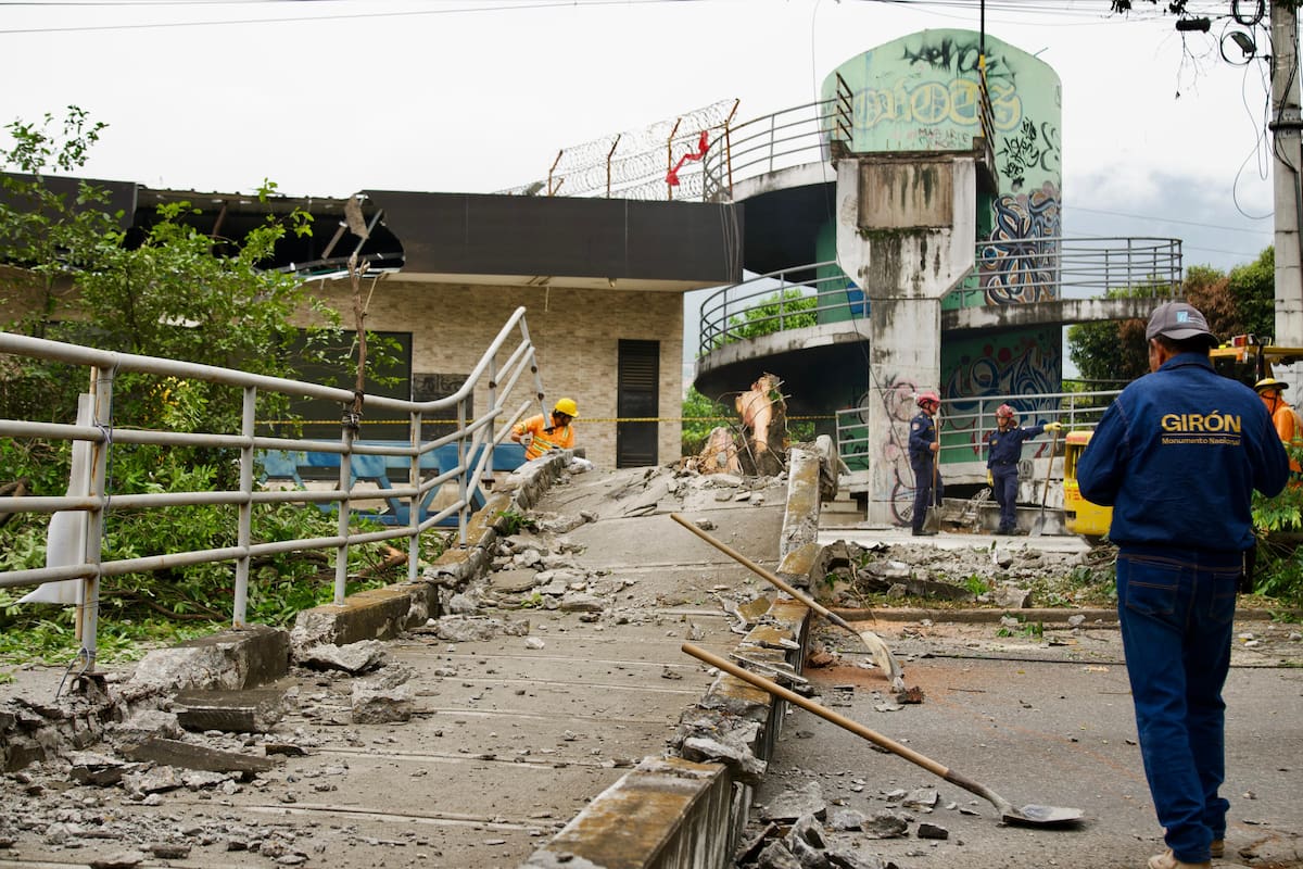 Tras accidente vial, colapsa el puente peatonal sobre la Vía Los Caneyes. (Foto: Efraín Torres / VANGUARDIA)