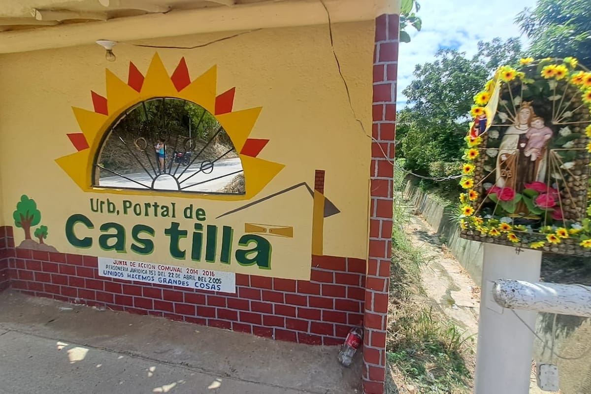 Puerta de entrada de Portal de Castilla, un barrio muy católico.