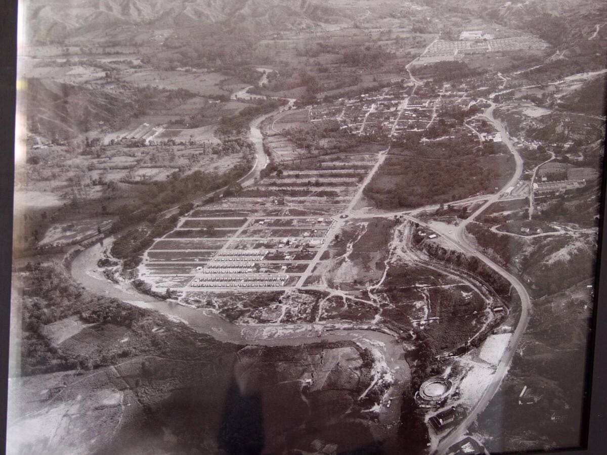En nuestros archivos encontramos esta vieja panorámica de los inicios de la construcción del barrio El Poblado, de Girón.
