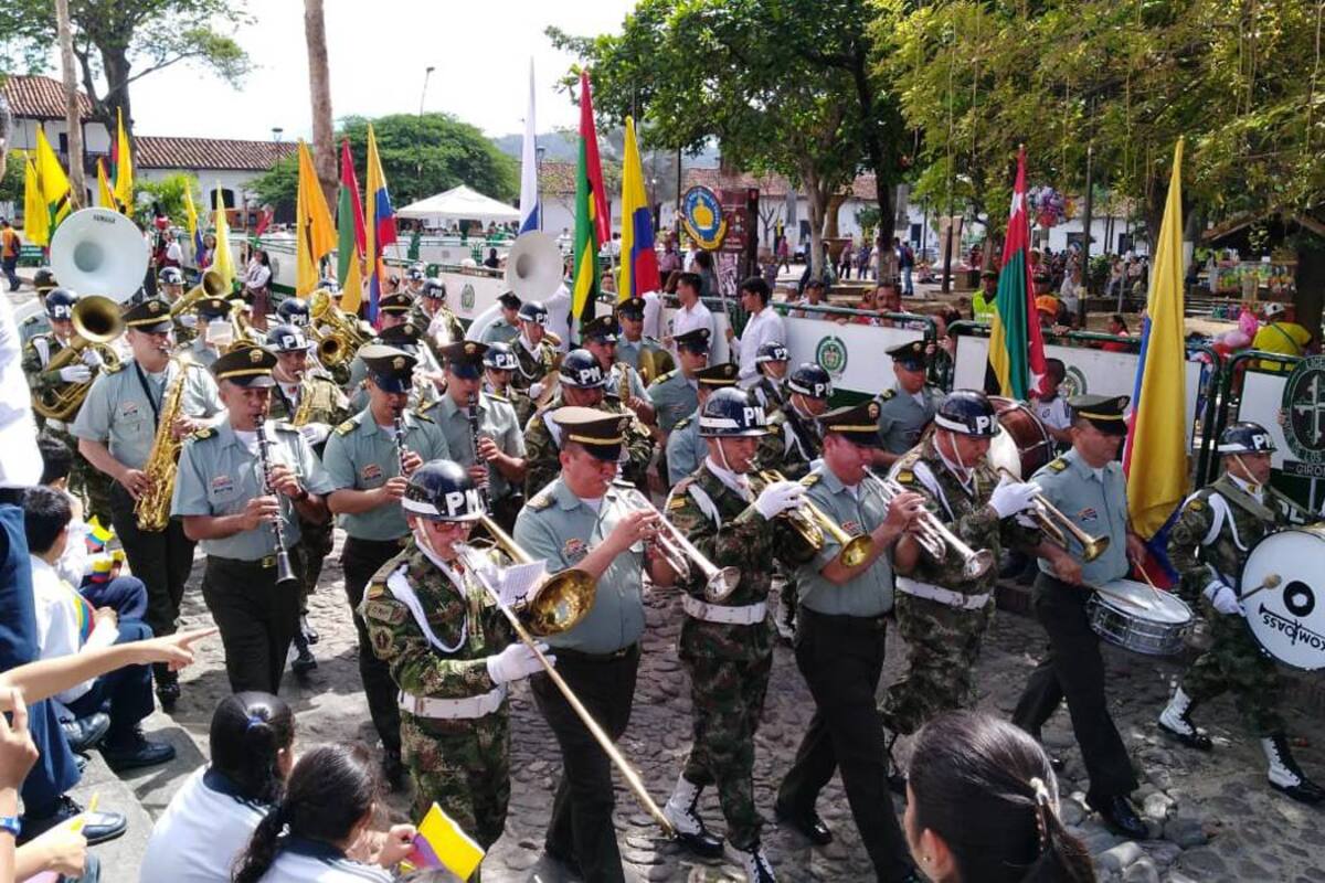 La banda de guerra de la Policía se encargó de amenizar el evento, el cual recordó la importante labor de los cuerpos de seguridad. (Foto: Brayner R. García Ardila / VANGUARDIA LIBERAL)
