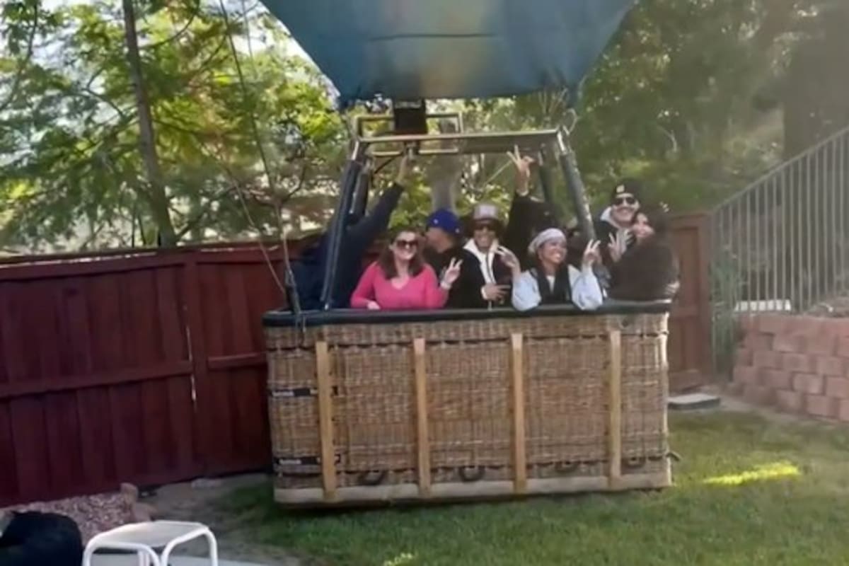 ¡Visita del cielo! Un globo aerostático aterrizó de emergencia en el patio de una casa.