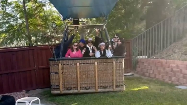 Insólito: Globo aerostático con 13 personas aterrizó de emergencia en el patio de una casa