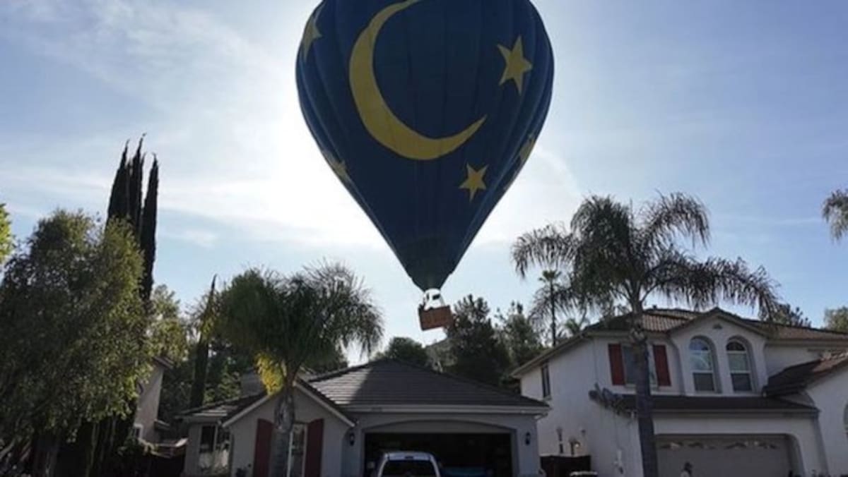 Video viral: Se encontró con un globo aerostático con 13 personas en el el fondo de su casa.