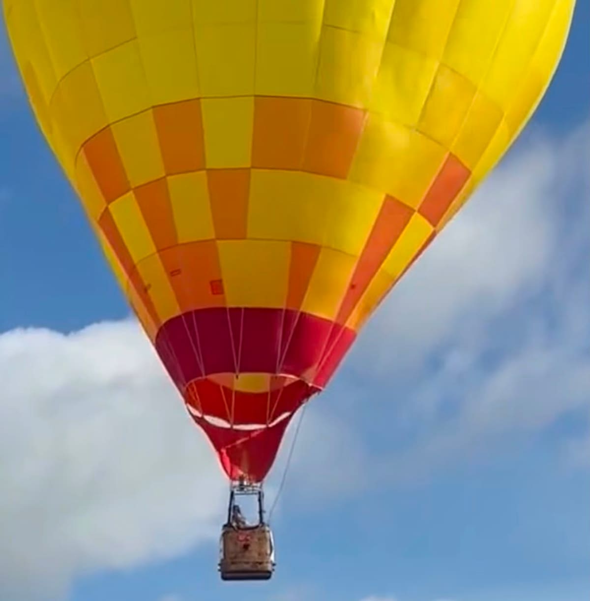 De no creer. Planeaba un romántico viaje familiar en globo, pero vio esto en vivo y canceló todo de inmediato. El impactante video del choque en Texas.