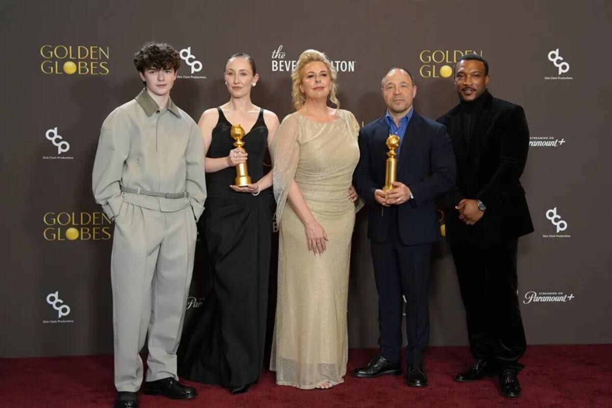 Los actores británicos Owen Cooper, Erin Doherty, Hannah Walters, Stephen Graham y Ashley Walters con el premio a mejor serie por ‘Adolescencia’. / Agencia EFE