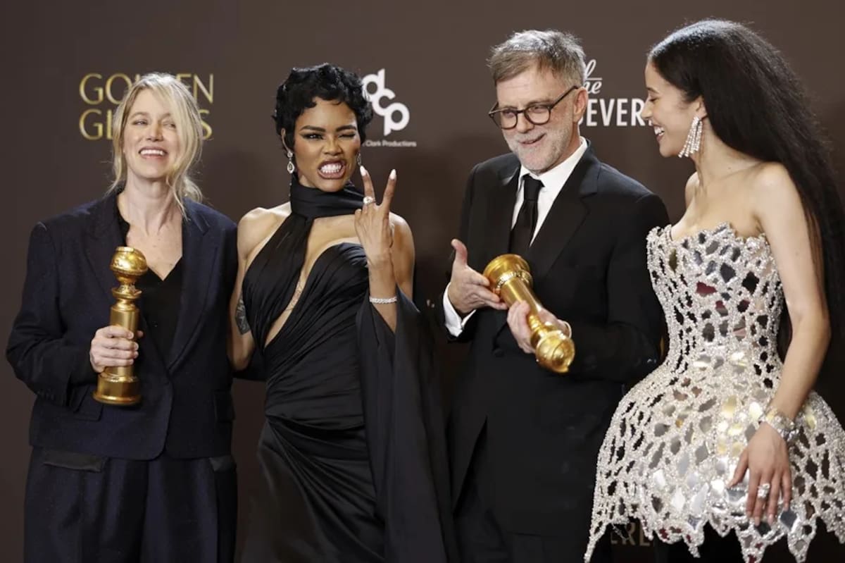La productora estadounidense Sara Murphy, junto a Teyana Taylor, el director Paul Thomas Anderson y Chase Infiniti con el premio a mejor película musical o comedia de 'One Battle After Another' en los Globos de Oro. / Agencia EFE