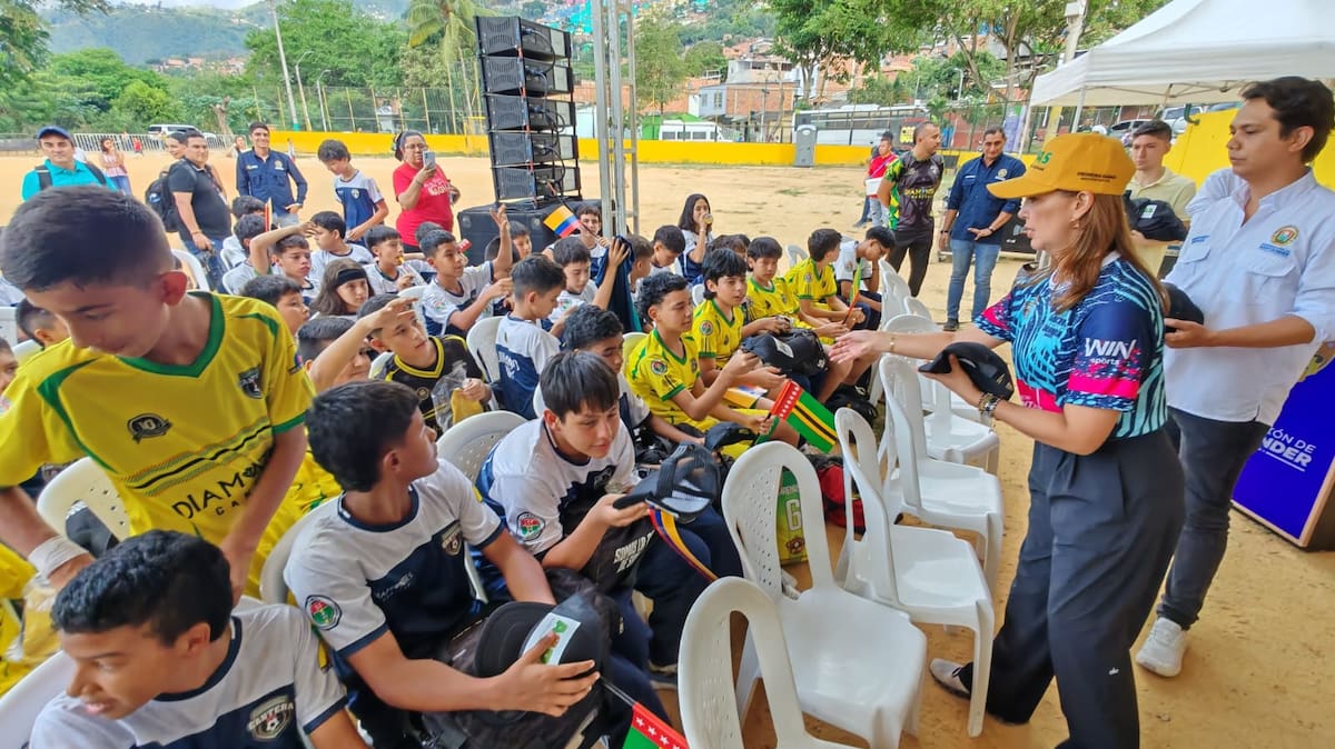 La Gobernación de Santander entregó uniformes e implementos deportivos a cerca de 200 niños de escuelas deportivas del departamento. Foto: Marco Valencia.