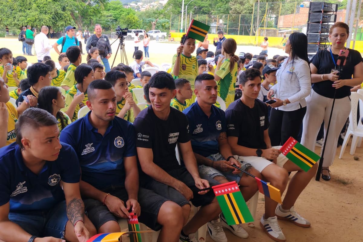 La Gobernación de Santander entregó uniformes e implementos deportivos a cerca de 200 niños de escuelas deportivas del departamento. Foto: Marco Valencia.