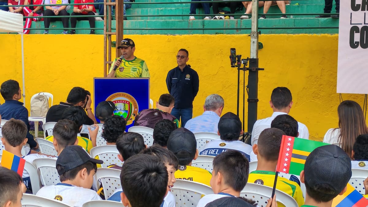 La Gobernación de Santander entregó uniformes e implementos deportivos a cerca de 200 niños de escuelas deportivas del departamento. Foto: Marco Valencia.