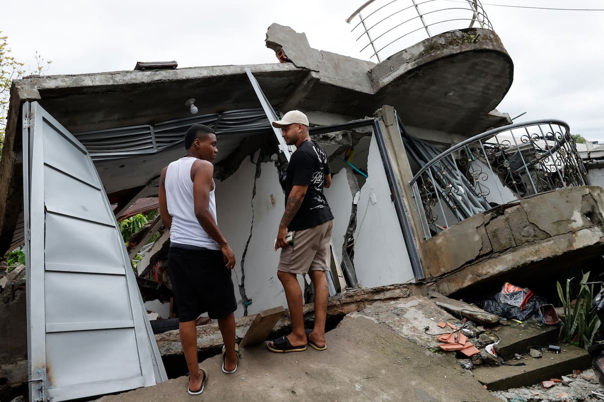 AME9113. QUIBDÓ (COLOMBIA), 14/08/2026.- Personas afectadas por el terremoto de magnitud 7,4 del pasado lunes, observan los escombros de una edificación este viernes en Quibdó (Colombia). EFE/ Mauricio Dueñas Castañeda