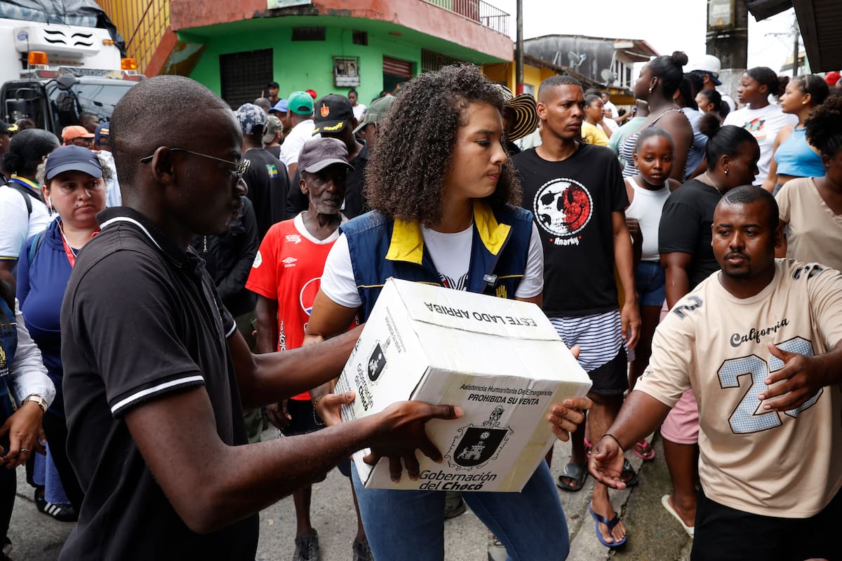 La gobernadora del Chocó, Nubia Carolina Córdoba (c), visita este viernes la zona devastada por el terremoto de magnitud 7,4 en Quibdó (Colombia). EFE/ Mauricio Dueñas Castañeda