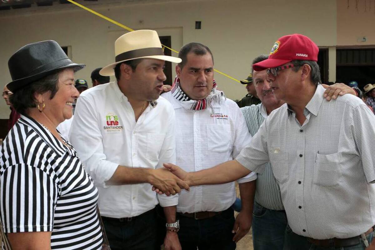 El gobernador Didier Tavera Amado, durante su visita al municipio de Guapotá, acompañado por el alcalde, Nelson Lamus Ríos, y destacados criadores de ganado Cebú. El mandatario de los santandereanos recibió la condecoración “Claudio Martel”, máxima distinción de los guapoteños. (Foto: Suministrada/VANGUARDIA LIBERAL)