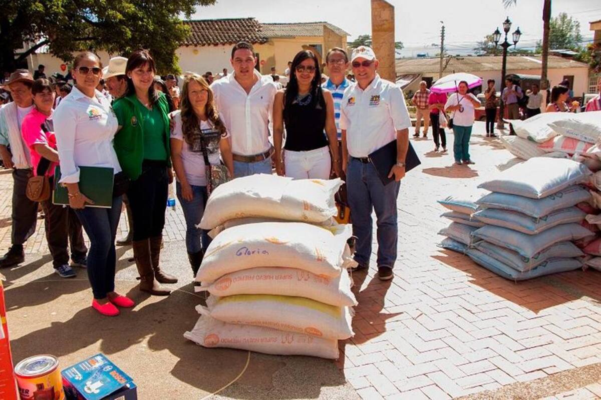 Aspectos de las familias que recibieron insumos por parte de la Gobernación de Santander para fortalecer los proyectos productivos en Guavatá. (Foto: Suministrada/VANGAURDIA LIBERAL )