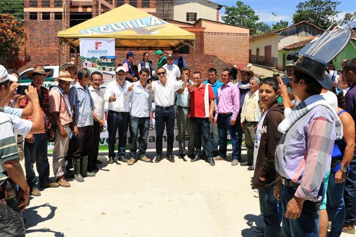 El gobernador, Richard Aguilar Villa, hizo presencia en Santa Helena del Opón, para hacer entrega de insumos para apoyar el mejoramiento de los hatos ganaderos, y anunció la puesta en marcha de un programa de vivienda rural en el corregimiento de Cachipay, donde se invertirán $633 millones. (Foto: Suministrada/VANGUARDIA LIBERAL)