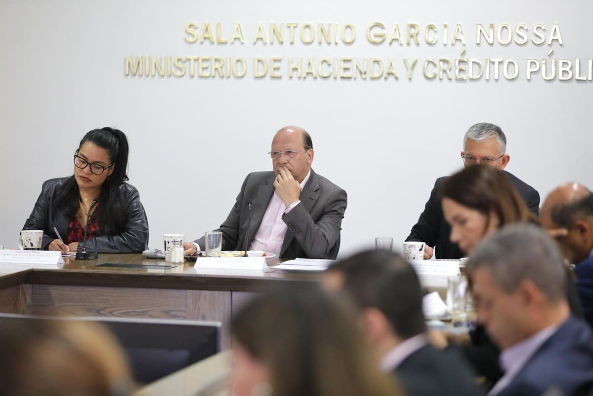 Gobierno aumenta 7% el salario de alcaldes, gobernadores y empleados públicos locales. Foto: MinHacienda