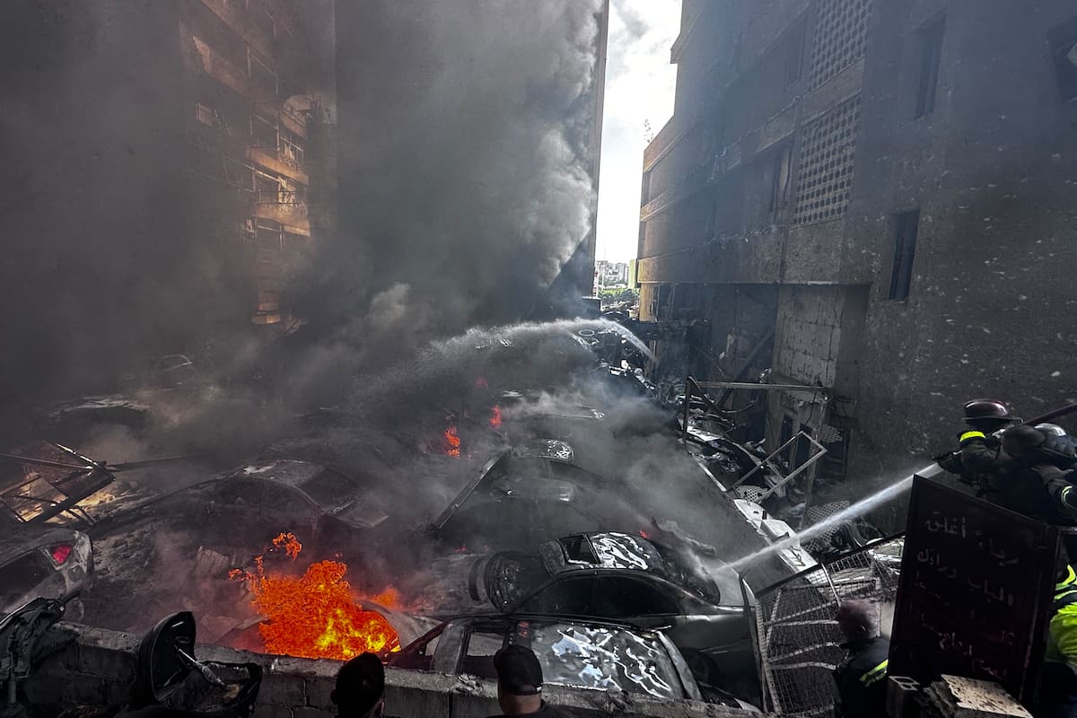 Vehículos incendiados en el lugar de un ataque aéreo israelí en el barrio de Corniche el-Mazraa, en Beirut, Líbano, el 8 de abril de 2026. Israel lanzó un ataque a gran escala contra múltiples puntos del Líbano, muchos de ellos en el centro de Beirut, un día después de que Estados Unidos e Irán acordaran un alto el fuego para detener las hostilidades entre ambos países.