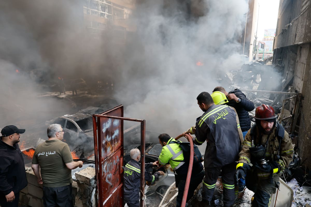 Bomberos en el lugar de un ataque aéreo israelí en el barrio de Corniche el-Mazraa, en Beirut, Líbano, el 8 de abril de 2026. Israel lanzó un ataque a gran escala contra múltiples objetivos en todo el Líbano, muchos de ellos en el centro de Beirut, un día después de que Estados Unidos e Irán acordaran un alto el fuego para detener las hostilidades entre ambos países.