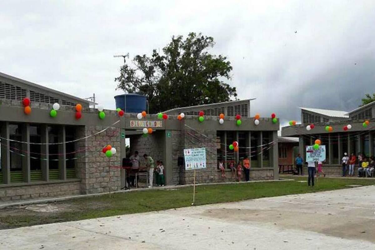 Esta es la Escuela Rural de Santa Rita, en El Guacamayo. Allí se construyeron dos aulas, un centro de recursos en donde tendrán acceso a libros y computadores, una cancha deportiva, cocina, dos baños para estudiantes y uno para la población con limitaciones.