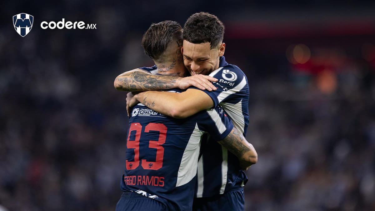 Lucas Ocampos celebra junto a Sergio Ramos el debut goleador del defensor en la Liga MX. Foto: Rayados.