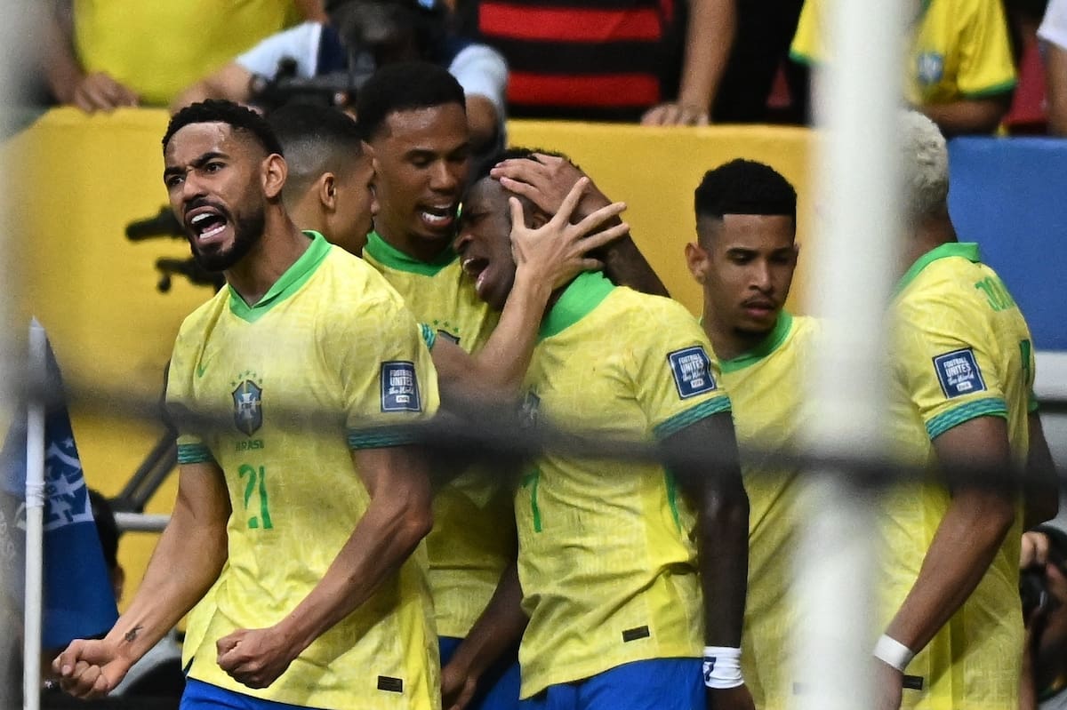 Los jugadores de Brasil celebran un gol en un partido de las Eliminatorias al Mundial de 2026. //EFE