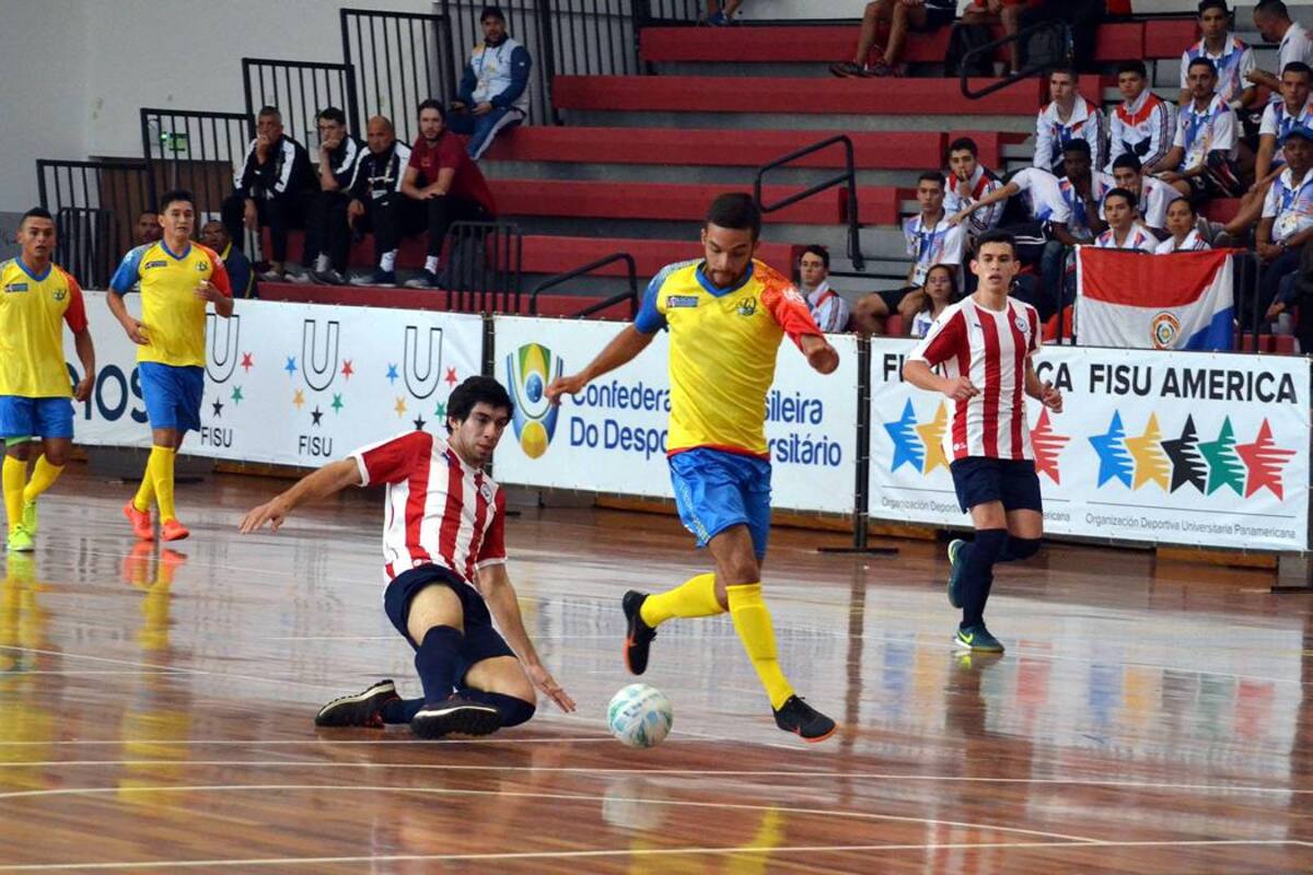 El equipo de fútbol sala de las Unidades Tecnológicas de Santander se estrenó ayer en el torneo de la disciplina de los Juegos Panamericanos Universitarios, goleando por 10-1 a su similar de Paraguay, mostrando fortaleza y poder ofensivo. (Foto: Tomada de FISU América / VANGUARDIA LIBERAL)