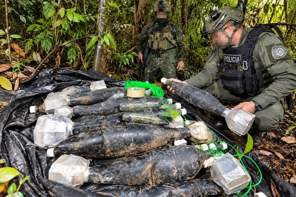 Una caleta escondida entre la vegetación del Catatumbo guardaba 100 granadas de alto poder. El Ejército las encontró tras meses de inteligencia en zona rural de Sardinata. Foto: Prensa Ejercol